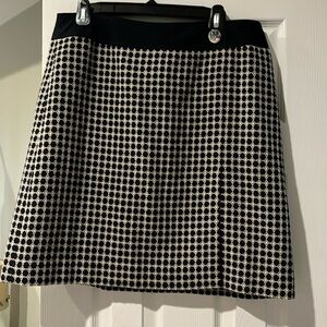 Gorgeous skirt w side zipper